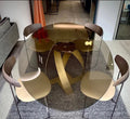 Tavolo di design moderno da sala pranzo, in vetro bronzato. Base laccata in oro