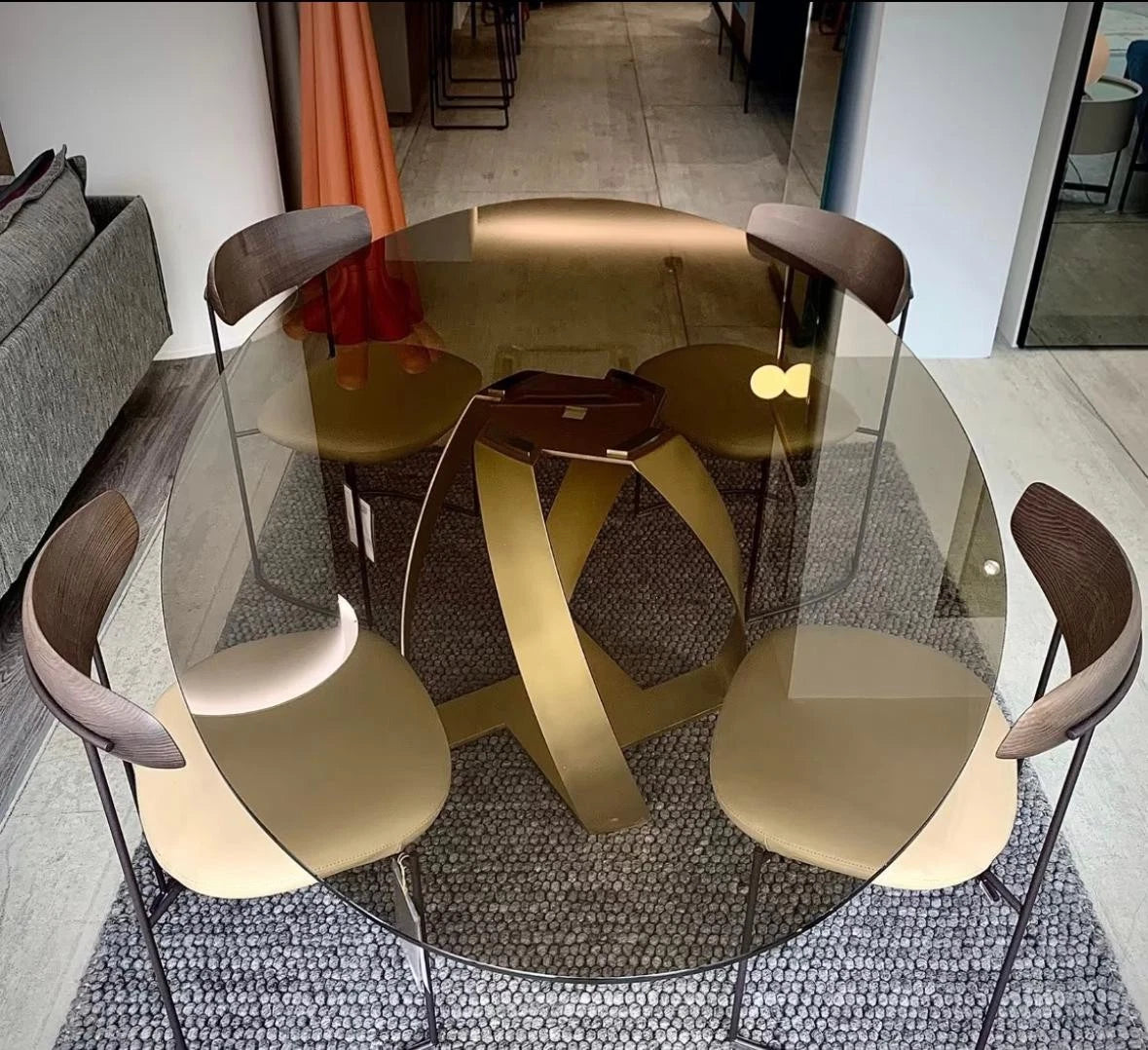 Tavolo di design moderno da sala pranzo, in vetro bronzato. Base laccata in oro